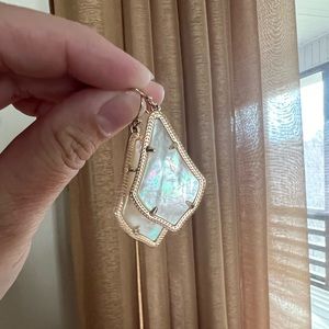 Kendra Scott Sophia Drop Earrings in Iridescent Mother of Pearl 💜
